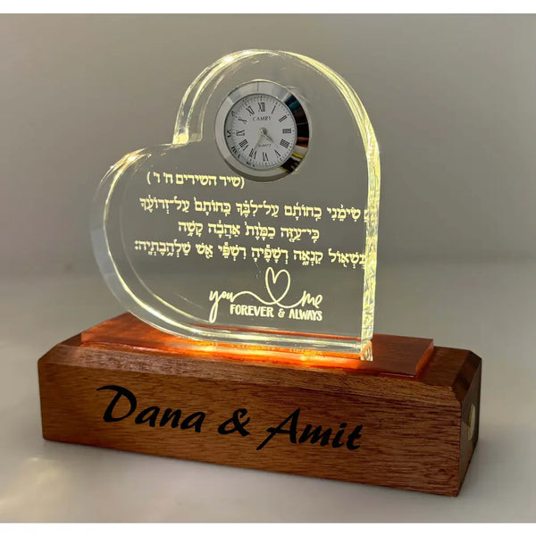לב קריסטל מואר עם שעון וחריטה אישית – מתנה ייחודית ומרגשת