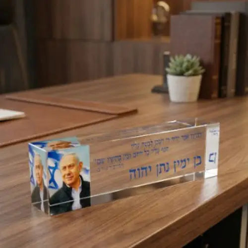 מעמד שם שולחני מקריסטל עם עט פארקר וחריטה אישית
