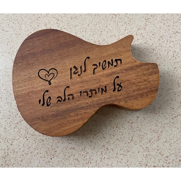 מפרט לגיטרה עם חריטה אישית