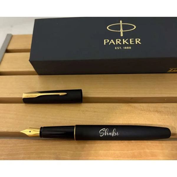 סט יוקרתי לכתיבה והשראה – עט Parker עם חריטה אישית ומחברת השראה Monograma